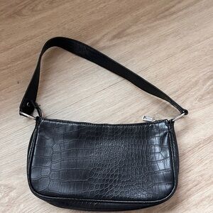 Elegant Black Crocodile-Embossed Shoulder Bag